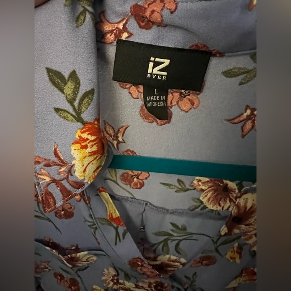 Women’s button down floral blouse - Picture 3 of 3